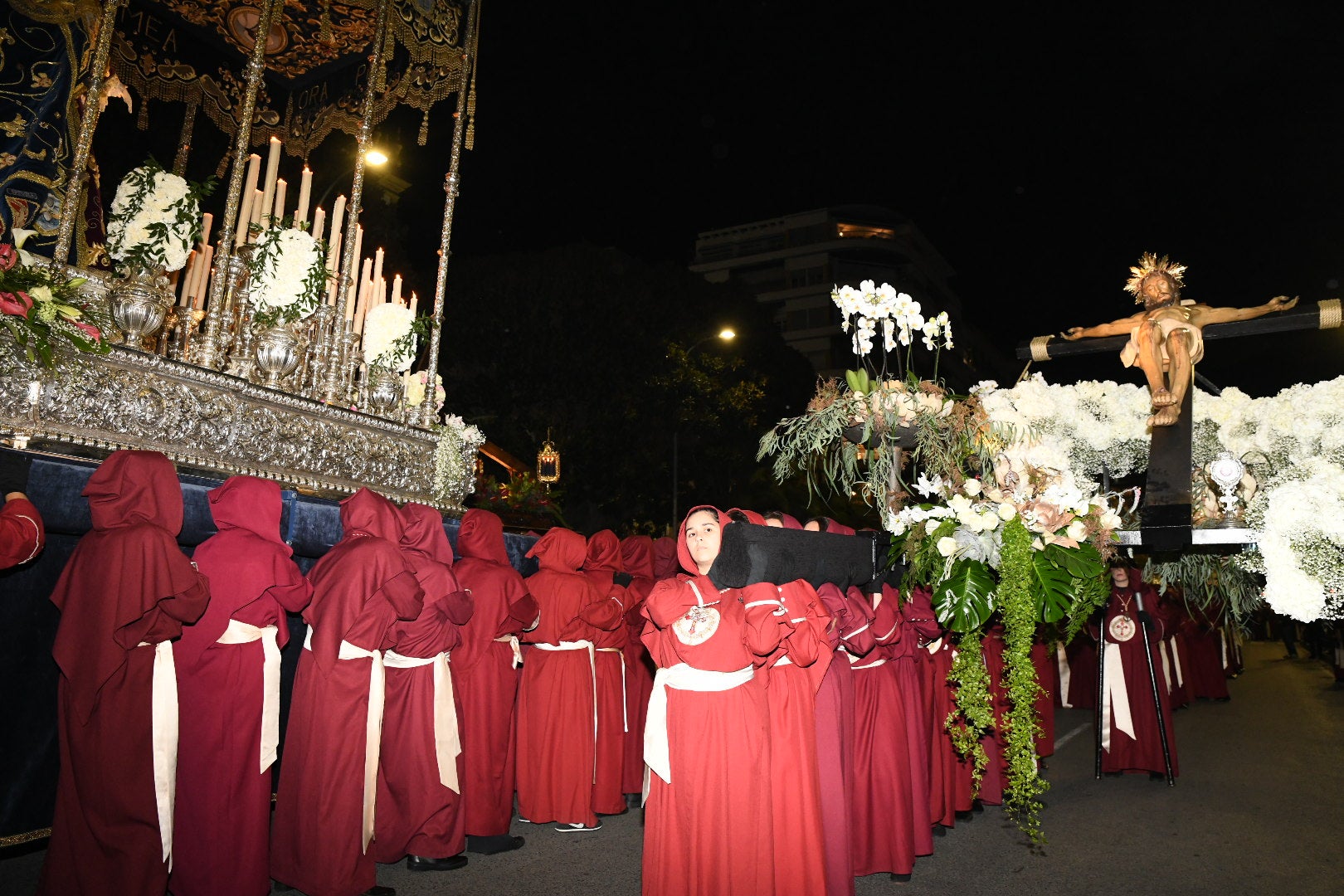 La impresionante Santa Cena procesiona por las calles de Alicante
