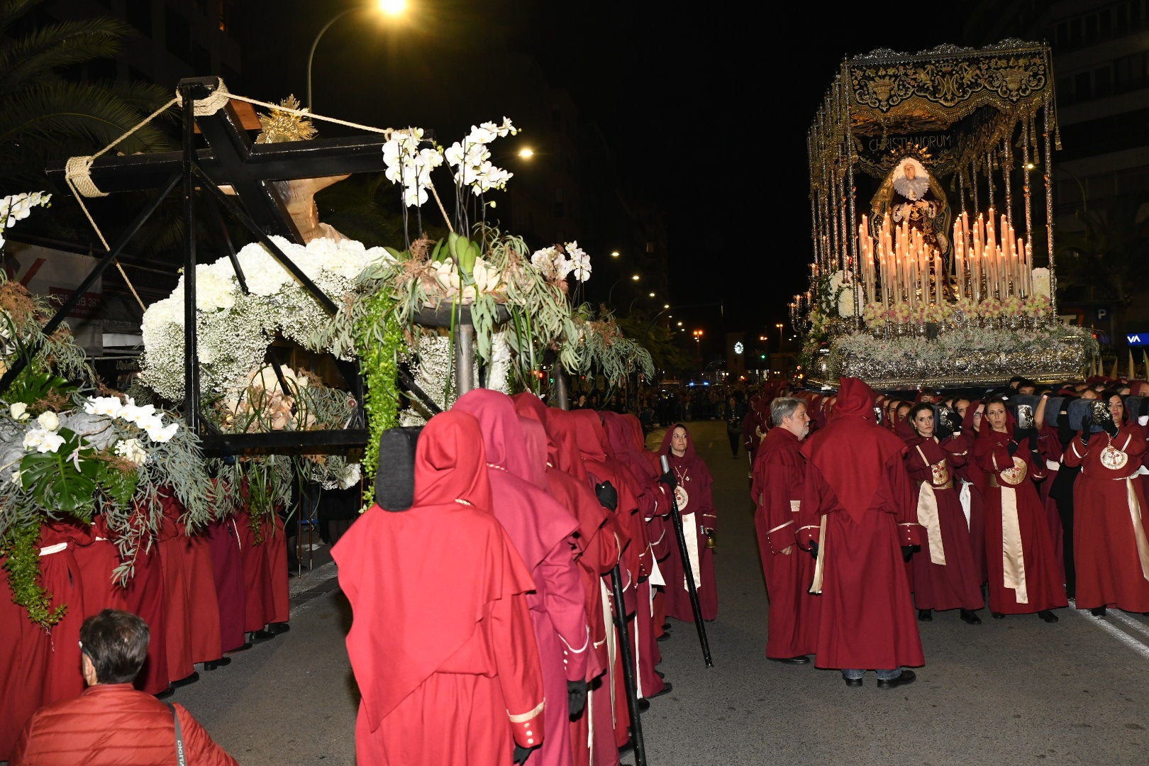 La impresionante Santa Cena procesiona por las calles de Alicante