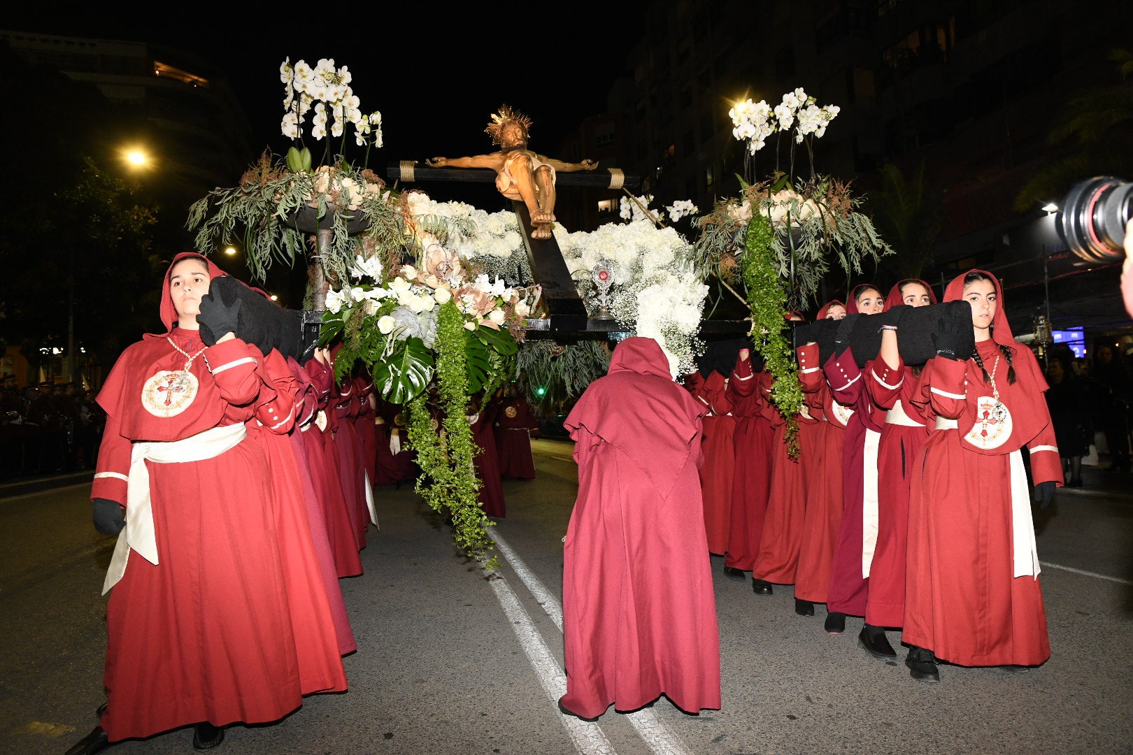 La impresionante Santa Cena procesiona por las calles de Alicante