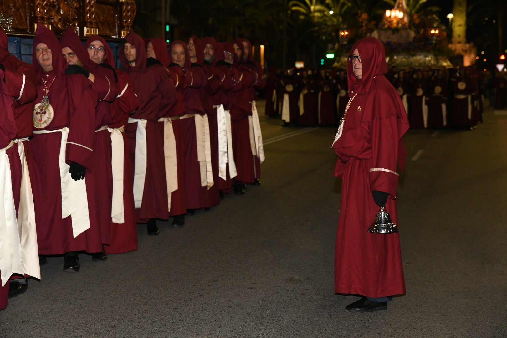 La impresionante Santa Cena procesiona por las calles de Alicante