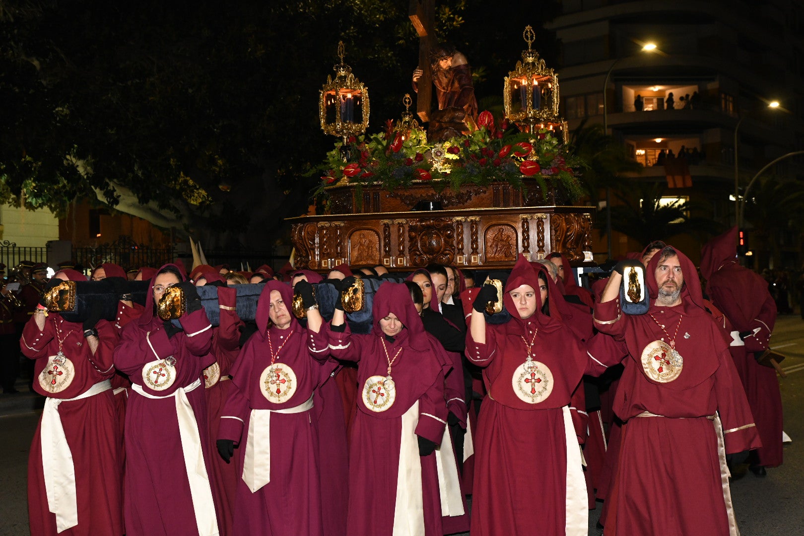 La impresionante Santa Cena procesiona por las calles de Alicante