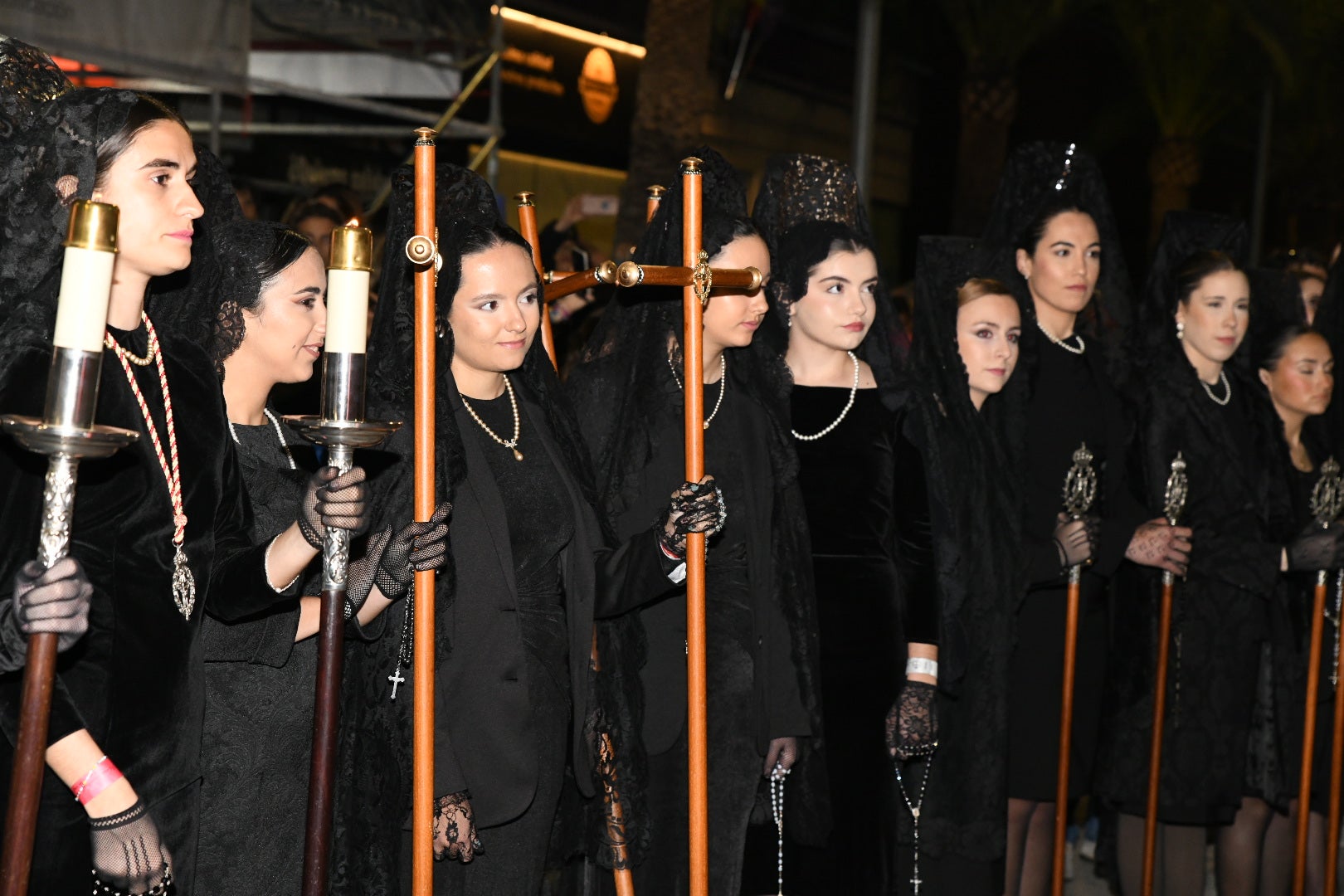 La impresionante Santa Cena procesiona por las calles de Alicante