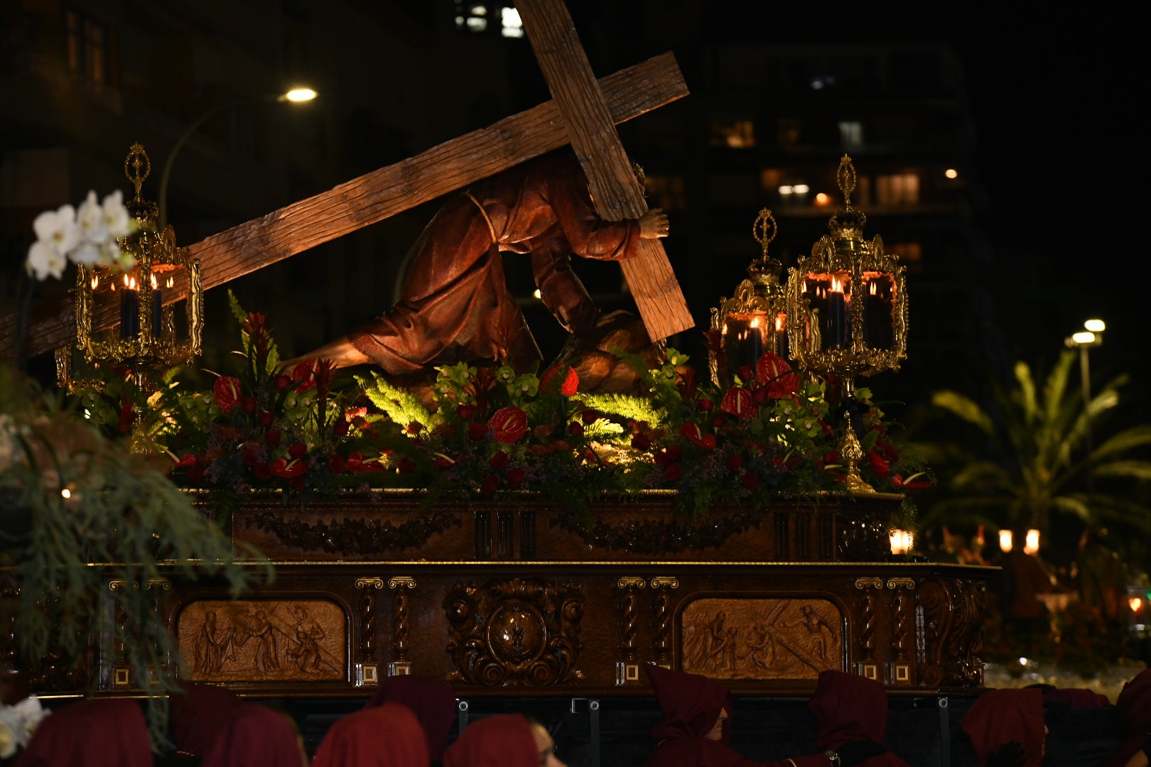 La impresionante Santa Cena procesiona por las calles de Alicante