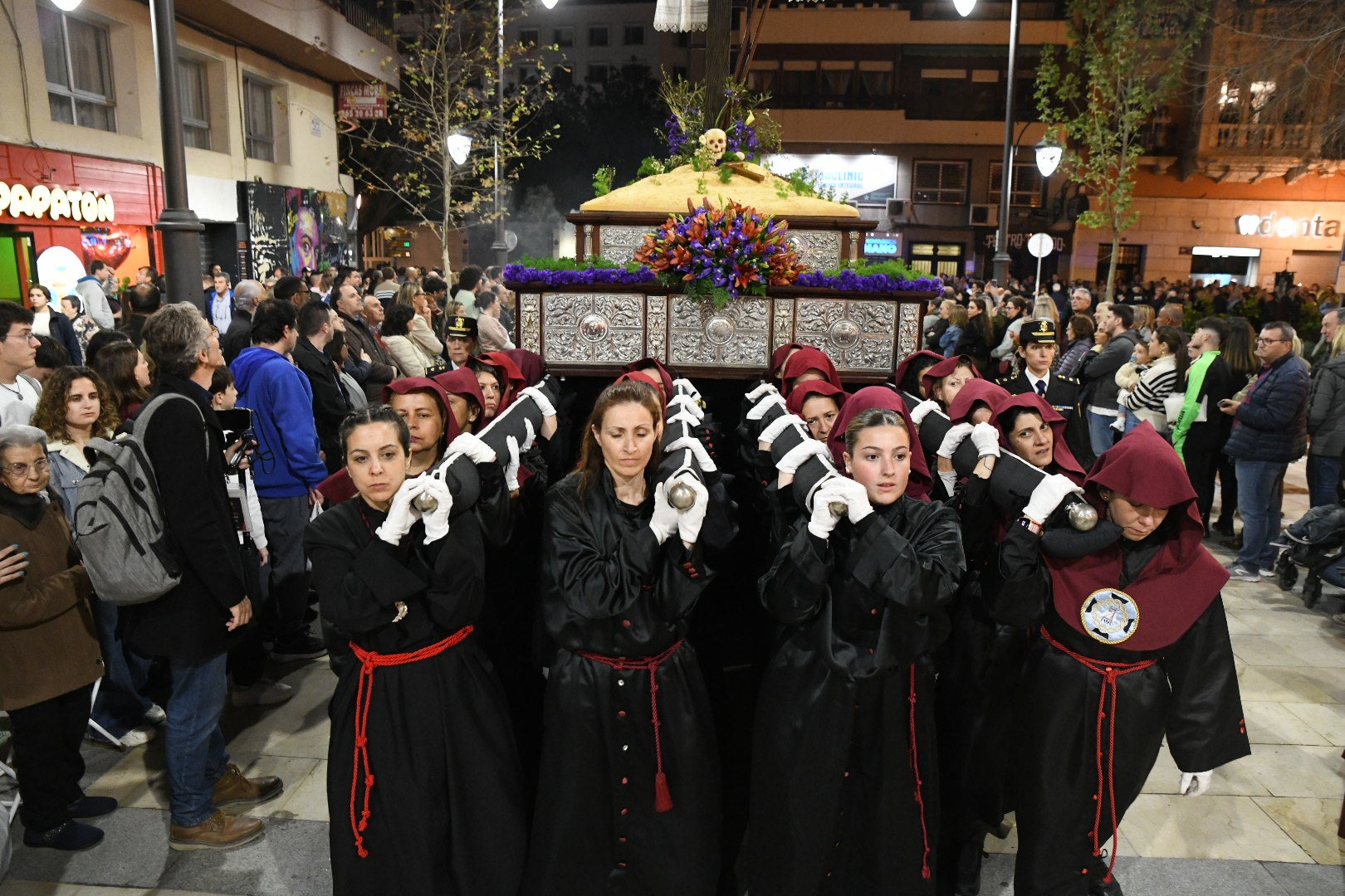 Encuentro entre el Cristo de la Paz y María Santísima del Mayor Dolor a las puertas del Teatro Principal de Alicante