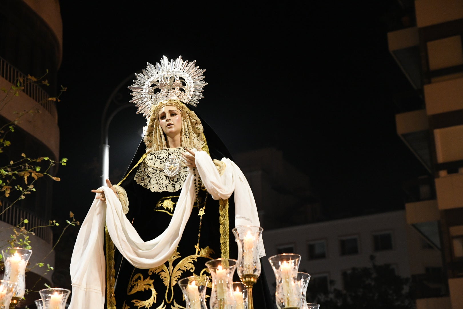 Encuentro entre el Cristo de la Paz y María Santísima del Mayor Dolor a las puertas del Teatro Principal de Alicante