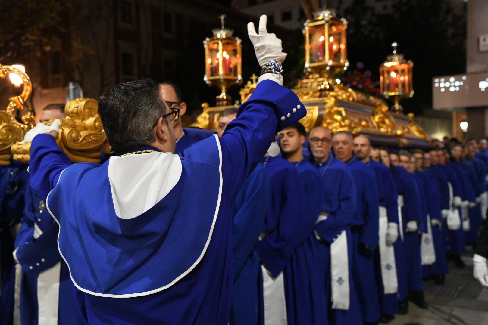 Encuentro entre el Cristo de la Paz y María Santísima del Mayor Dolor a las puertas del Teatro Principal de Alicante