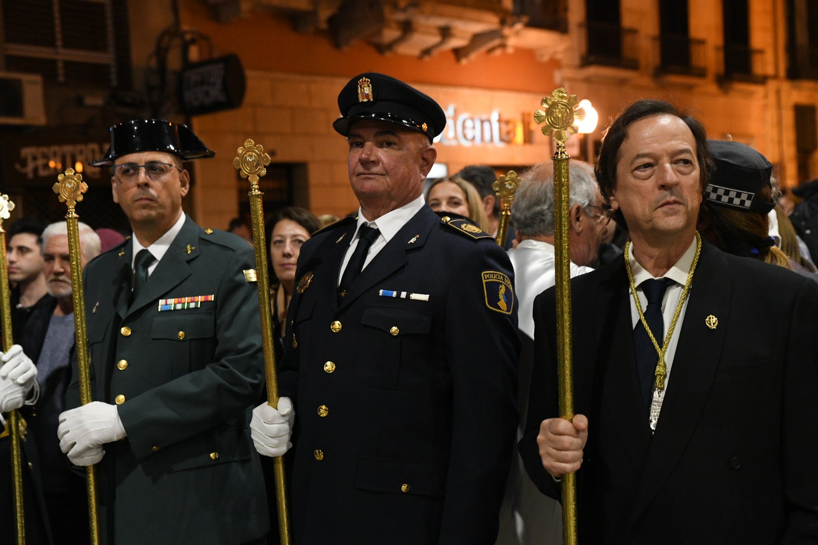 Encuentro entre el Cristo de la Paz y María Santísima del Mayor Dolor a las puertas del Teatro Principal de Alicante