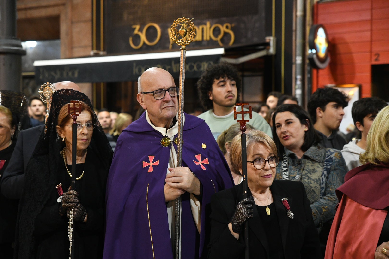 Encuentro entre el Cristo de la Paz y María Santísima del Mayor Dolor a las puertas del Teatro Principal de Alicante