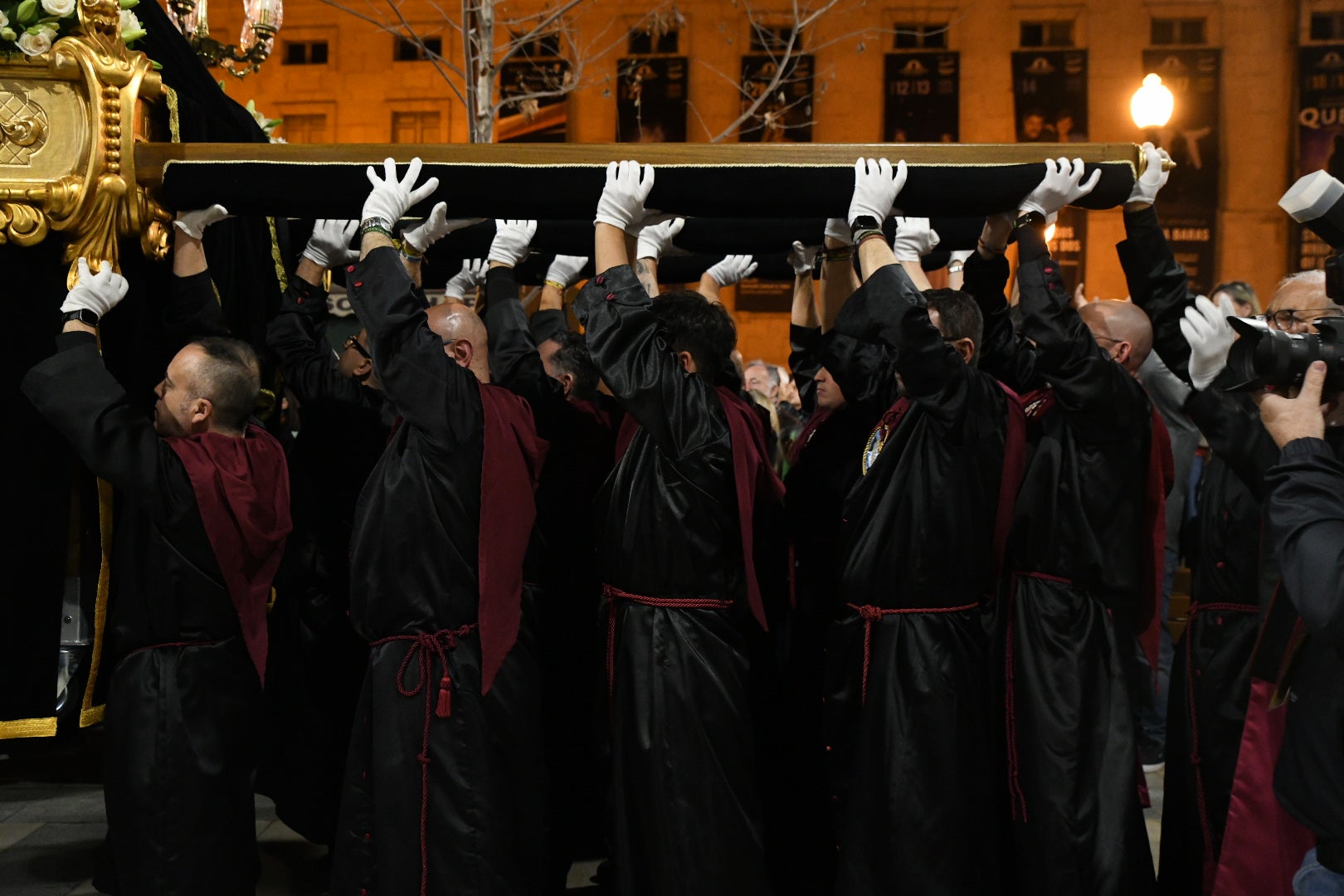 Encuentro entre el Cristo de la Paz y María Santísima del Mayor Dolor a las puertas del Teatro Principal de Alicante