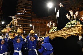 Encuentro entre el Cristo de la Paz y María Santísima del Mayor Dolor a las puertas del Teatro Principal de Alicante