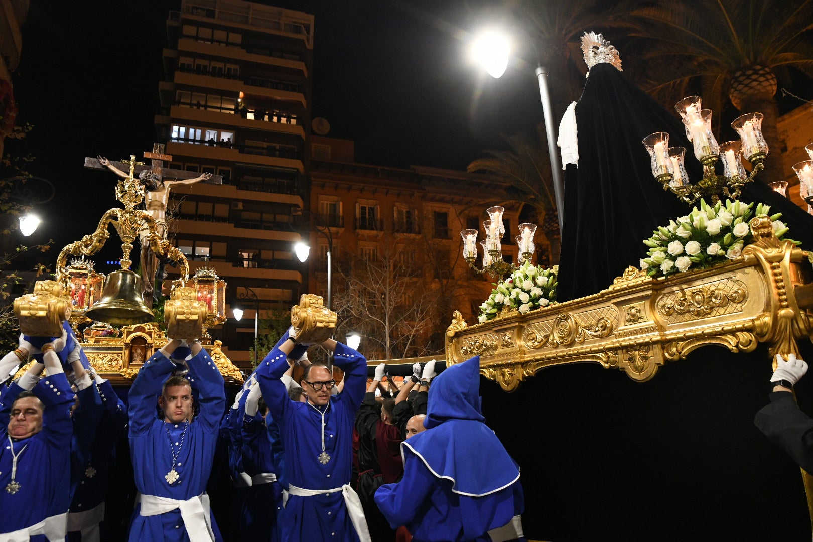 Encuentro entre el Cristo de la Paz y María Santísima del Mayor Dolor a las puertas del Teatro Principal de Alicante