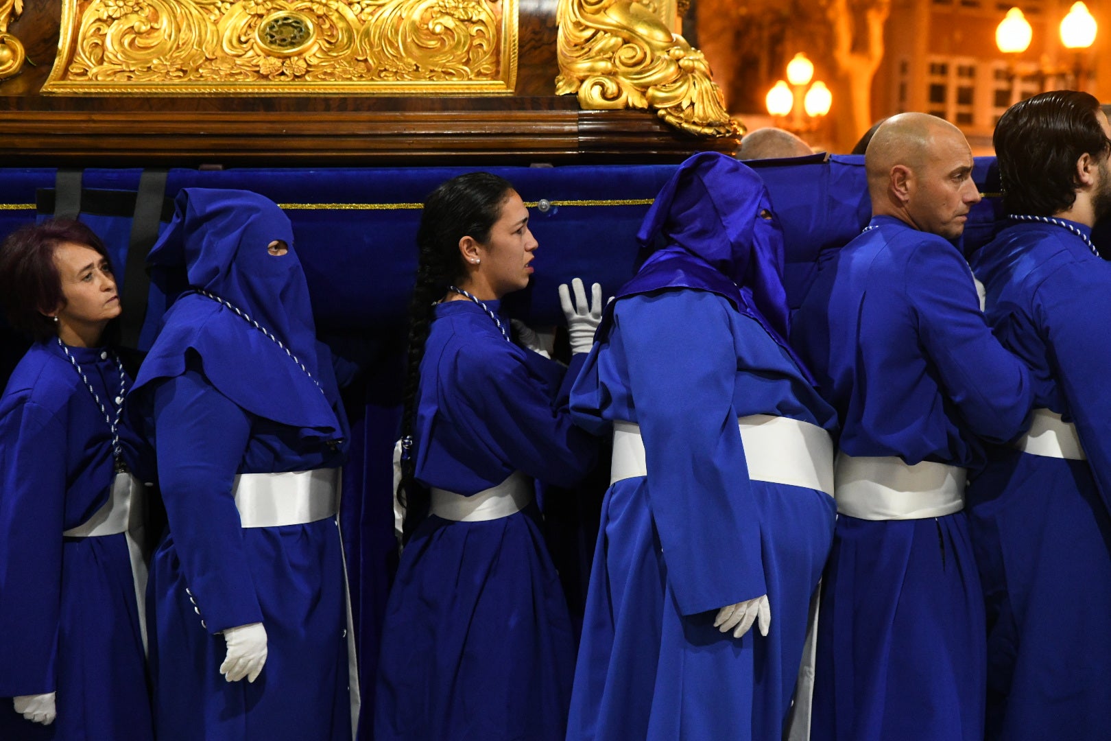 Encuentro entre el Cristo de la Paz y María Santísima del Mayor Dolor a las puertas del Teatro Principal de Alicante
