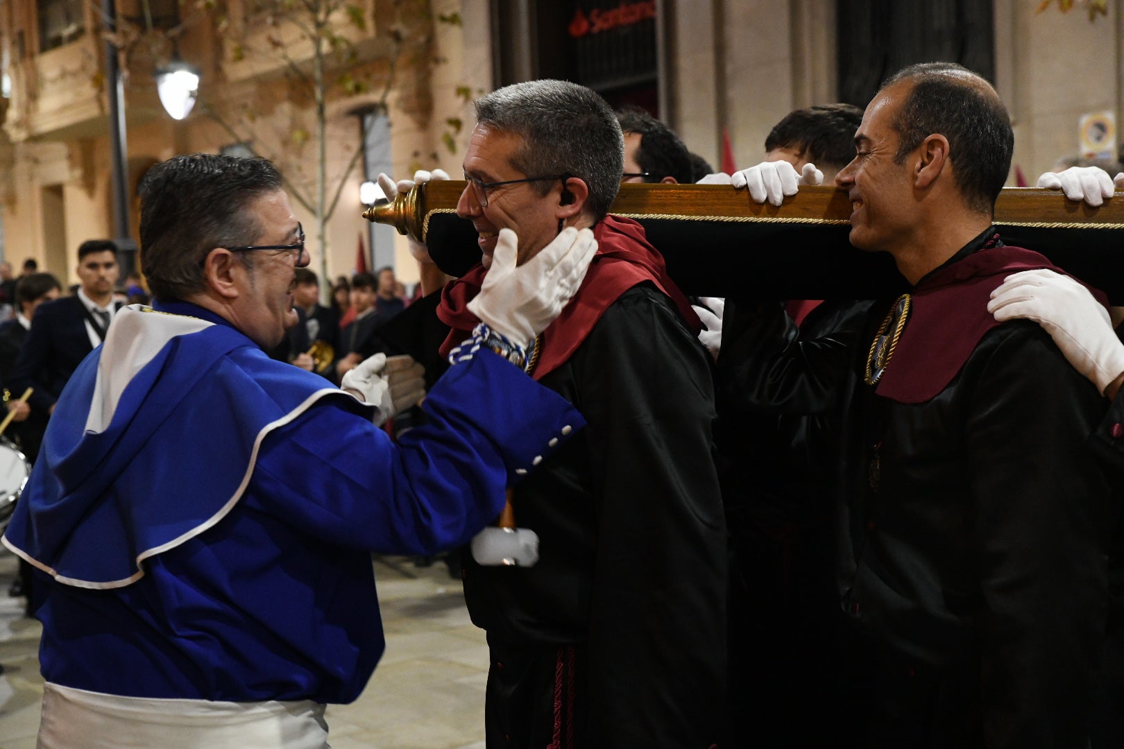 Encuentro entre el Cristo de la Paz y María Santísima del Mayor Dolor a las puertas del Teatro Principal de Alicante