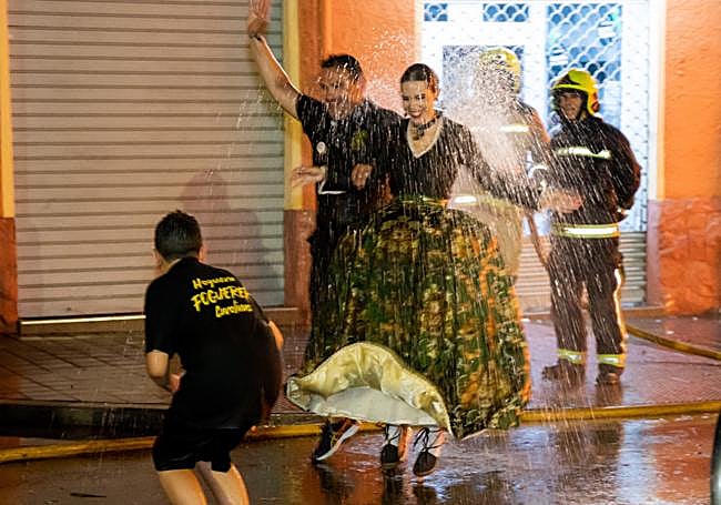 La candidata de Foguerer Carolians durante la banyà.