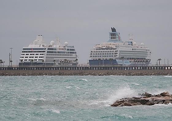 Primera doble escala de cruceros en Alicante.