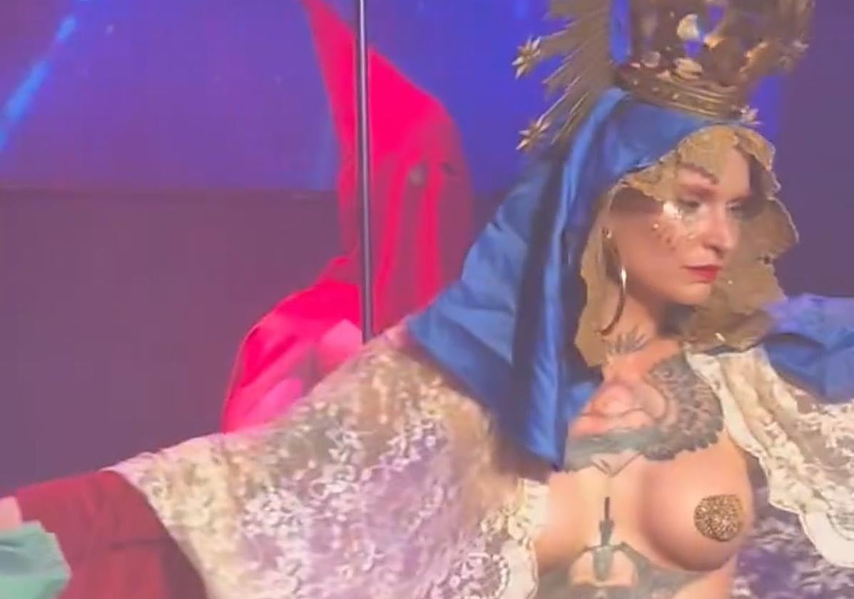 Mujer interpretando a una virgen en el espectáculo celebrado en un bar de ambiente este sábado.