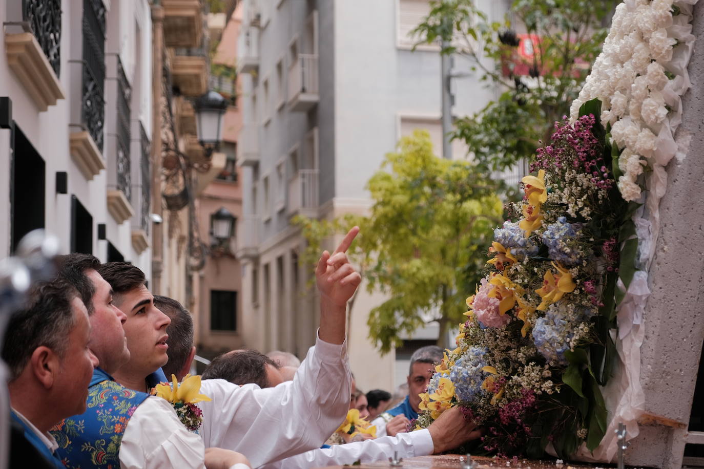 Alicante se sobrepone a la lluvia con el traslado de la Virgen de la Alegría y la Santa Eucaristía en San Nicolás
