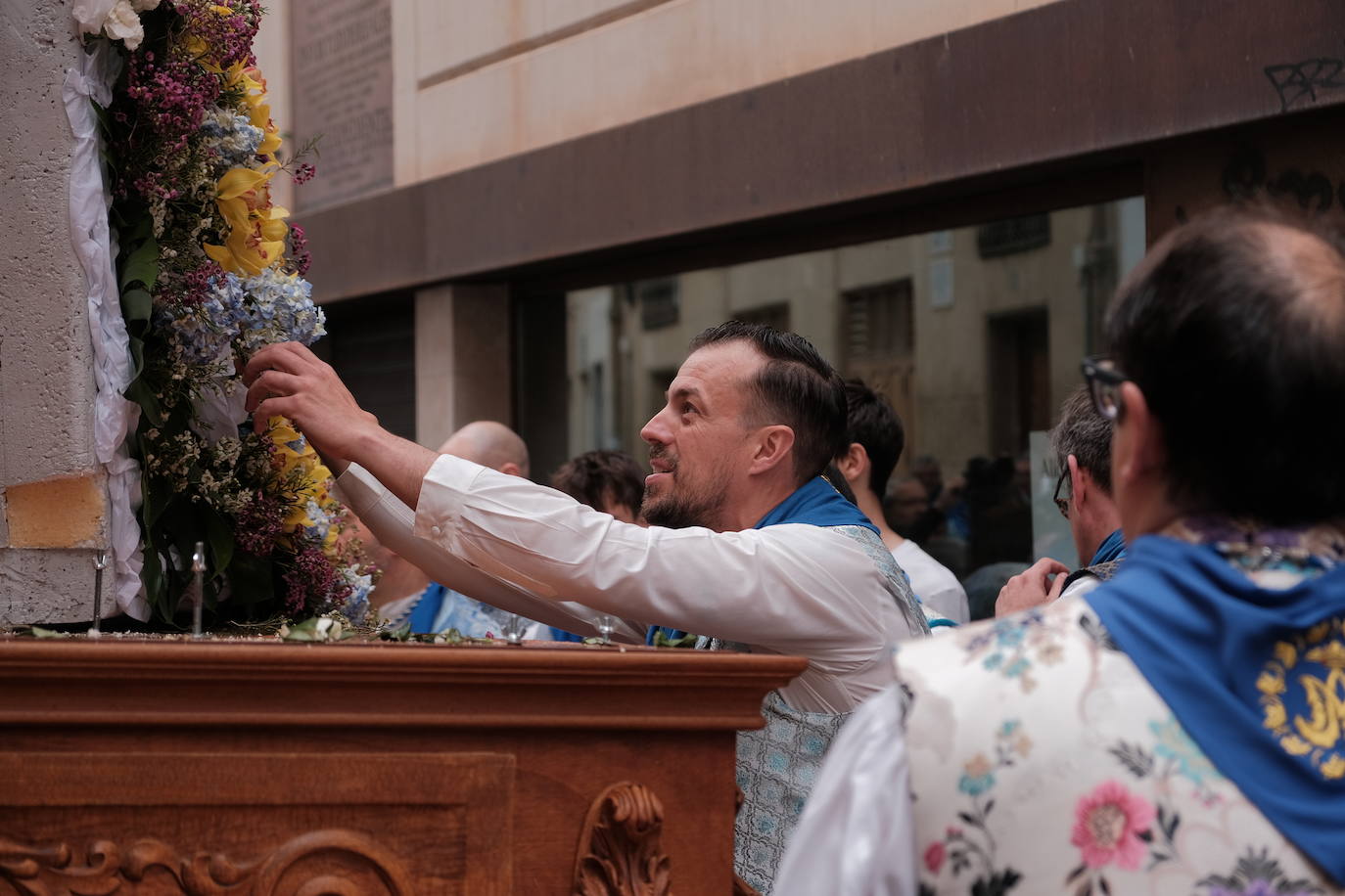 Alicante se sobrepone a la lluvia con el traslado de la Virgen de la Alegría y la Santa Eucaristía en San Nicolás