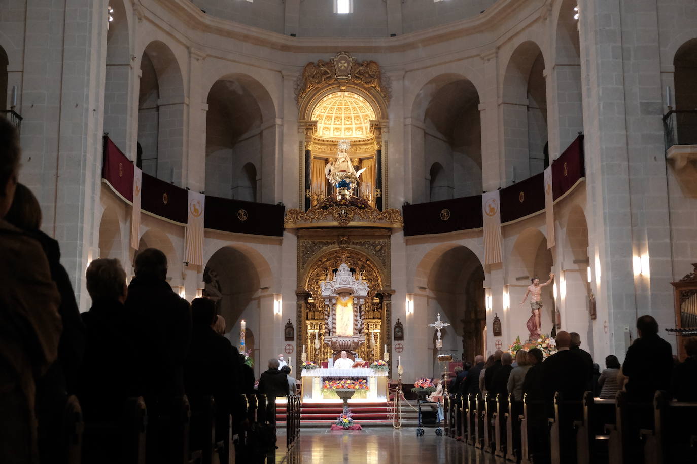 Alicante se sobrepone a la lluvia con el traslado de la Virgen de la Alegría y la Santa Eucaristía en San Nicolás
