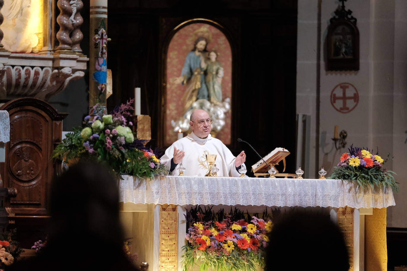 Alicante se sobrepone a la lluvia con el traslado de la Virgen de la Alegría y la Santa Eucaristía en San Nicolás