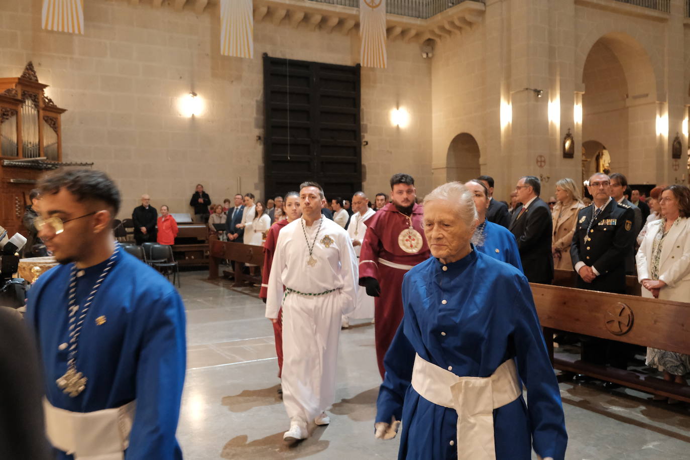 Alicante se sobrepone a la lluvia con el traslado de la Virgen de la Alegría y la Santa Eucaristía en San Nicolás