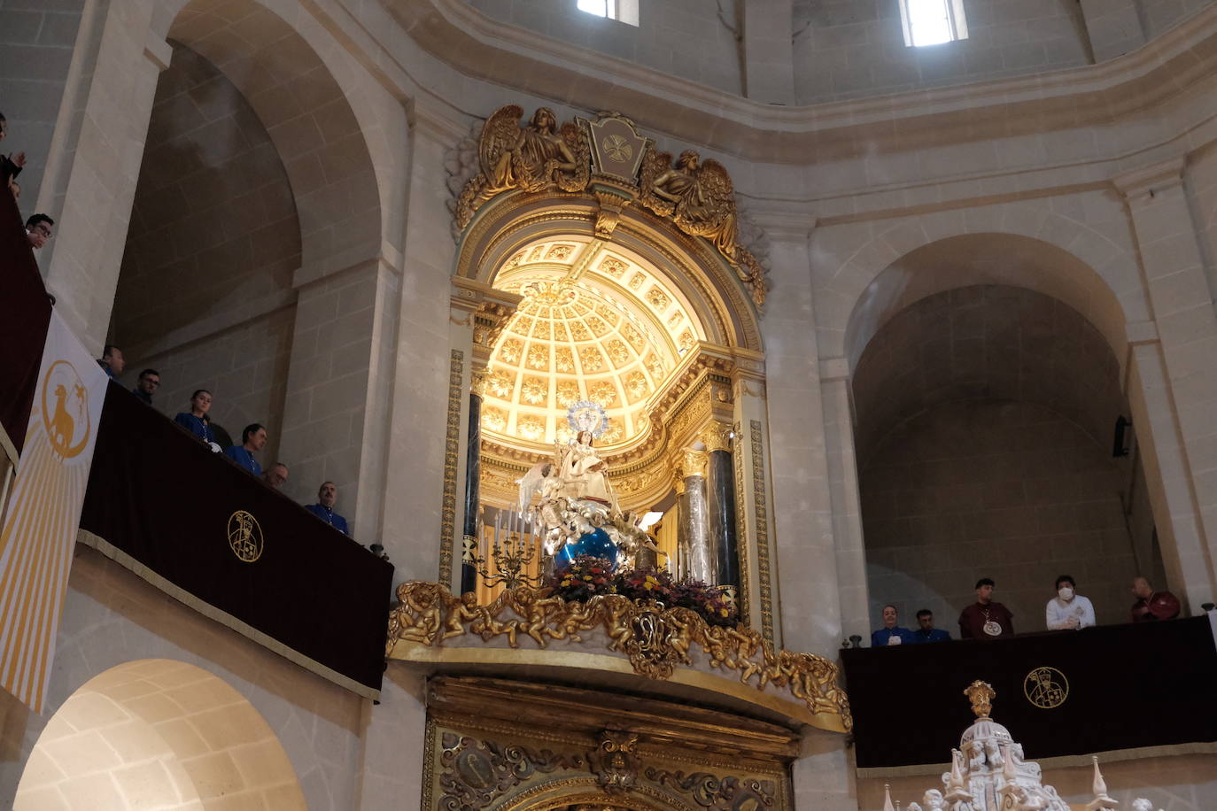 Alicante se sobrepone a la lluvia con el traslado de la Virgen de la Alegría y la Santa Eucaristía en San Nicolás