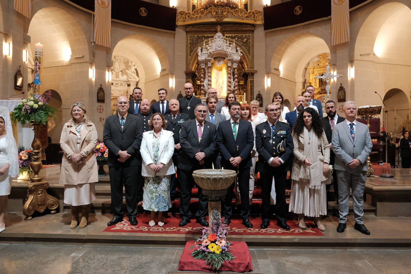 Alicante se sobrepone a la lluvia con el traslado de la Virgen de la Alegría y la Santa Eucaristía en San Nicolás