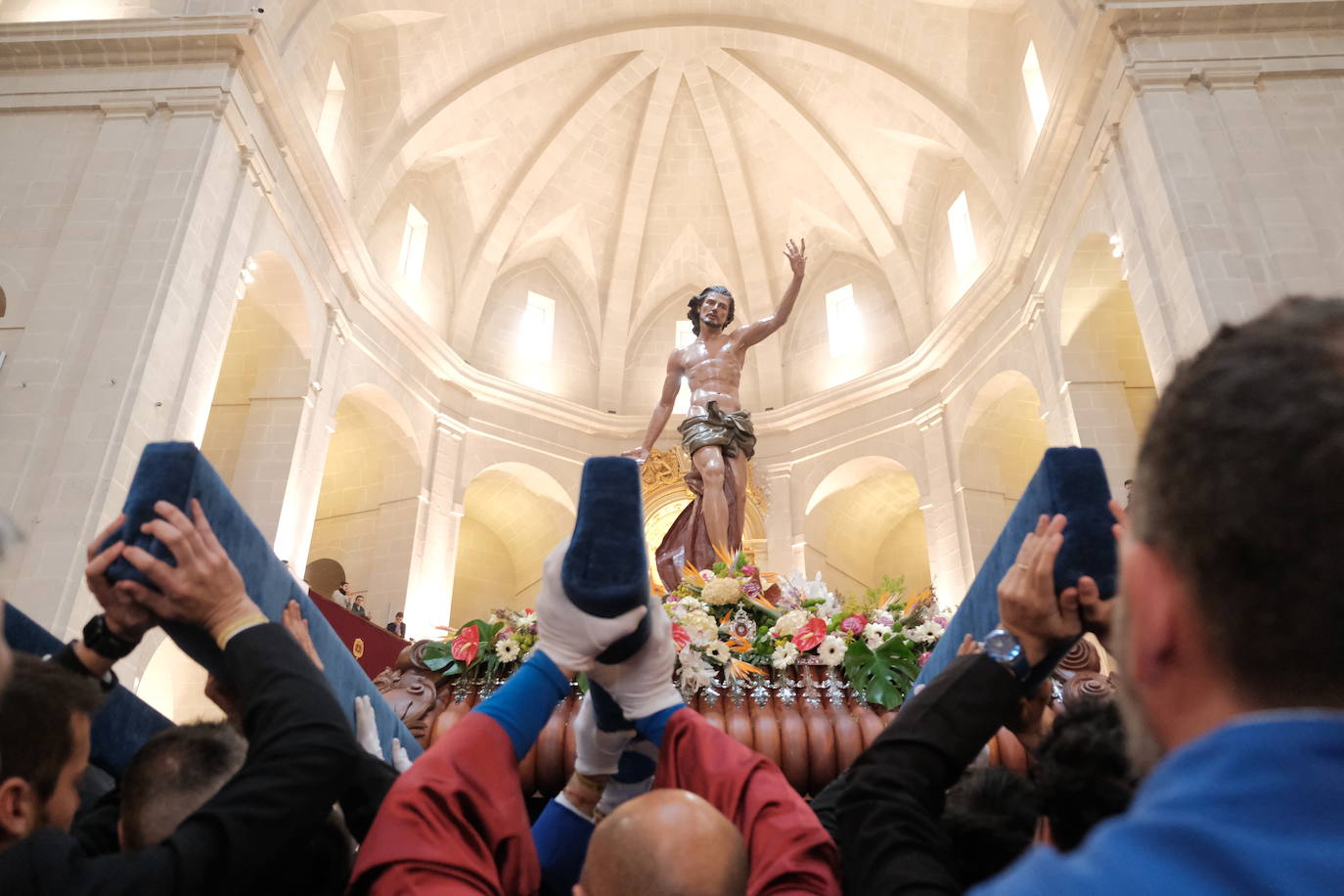 Alicante se sobrepone a la lluvia con el traslado de la Virgen de la Alegría y la Santa Eucaristía en San Nicolás