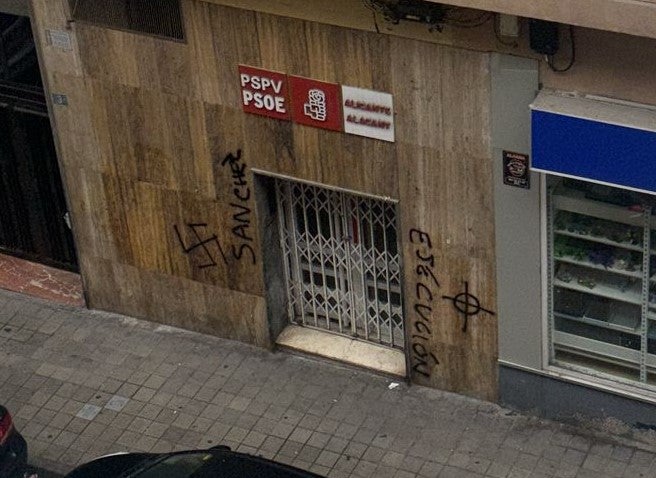 Pintadas en la fachada de la sede de los socialistas alicantino.
