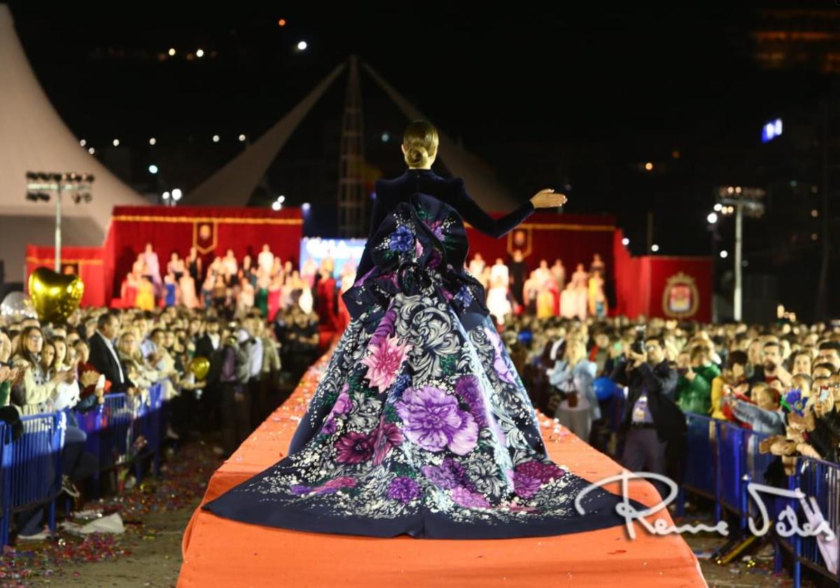 Marina Niceto cerró la pasarela de candidatas 2022.