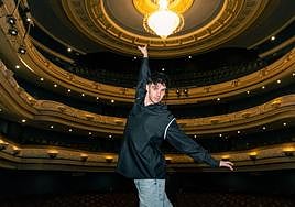 El bailarín alicantino Daniel Jiménez sobre las tablas del Teatro Principal.