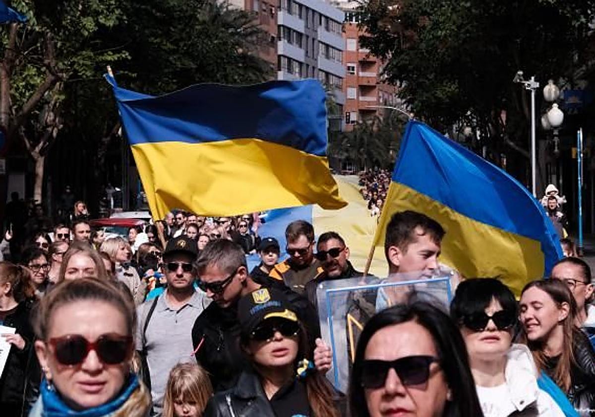 Marcha en Alicante por el segundo aniversario de la invasión de Ucrania.