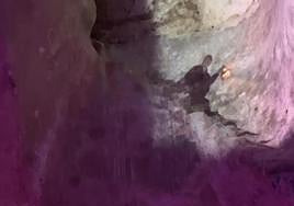 Recreación del descenso de escaleras para encalar los Pozos de Garrigós.