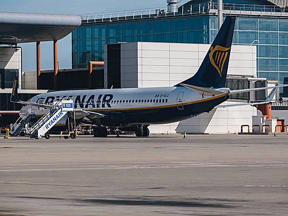 Avión de Rayanair en la terminal de Alicante.