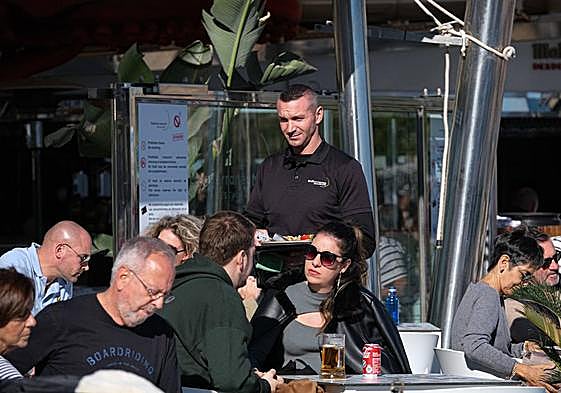 Camamrero en un bar de Alicante.