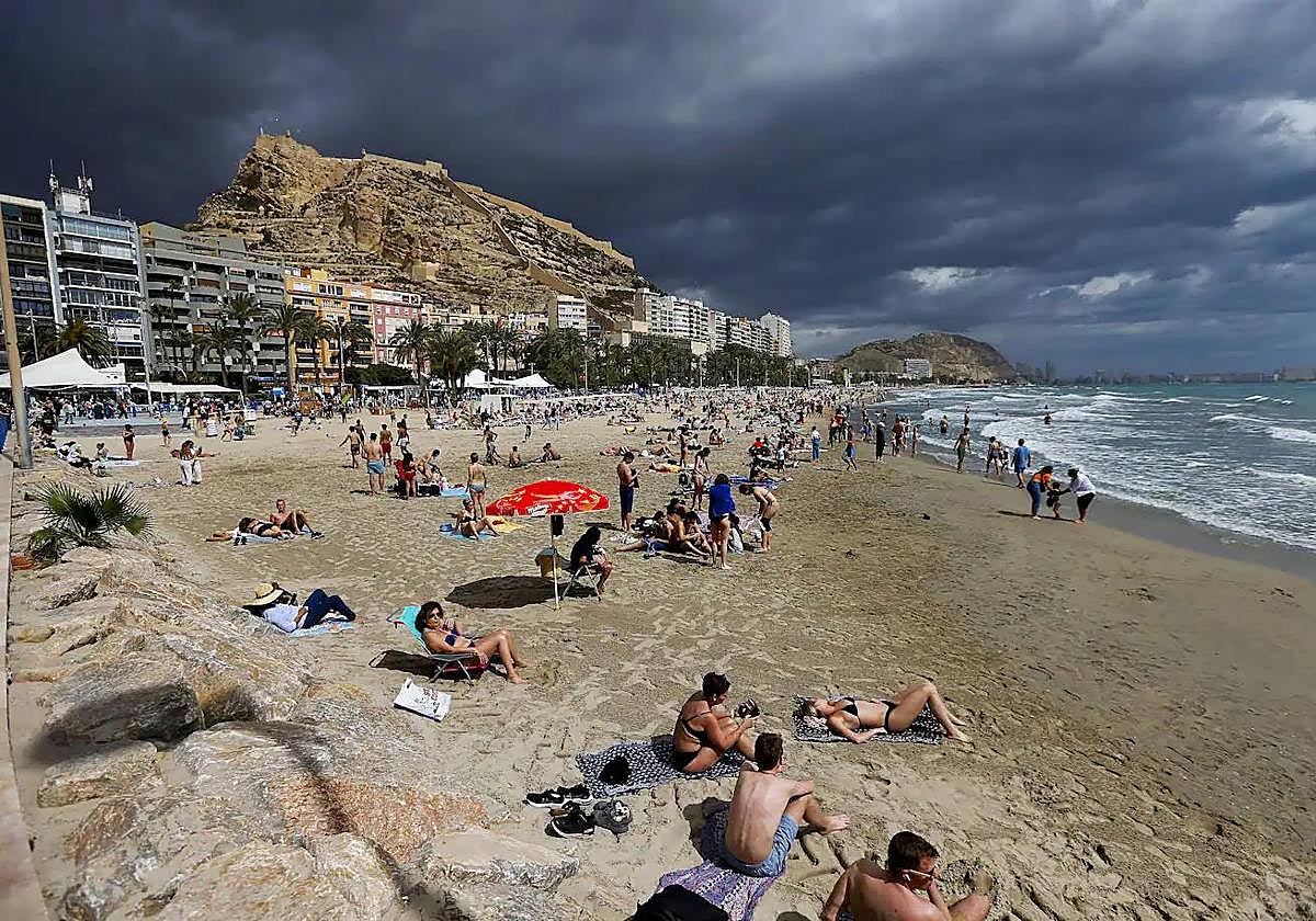 Aspecto que presentaba la playa del Postiguet de Alicante el pasado jueves santo.