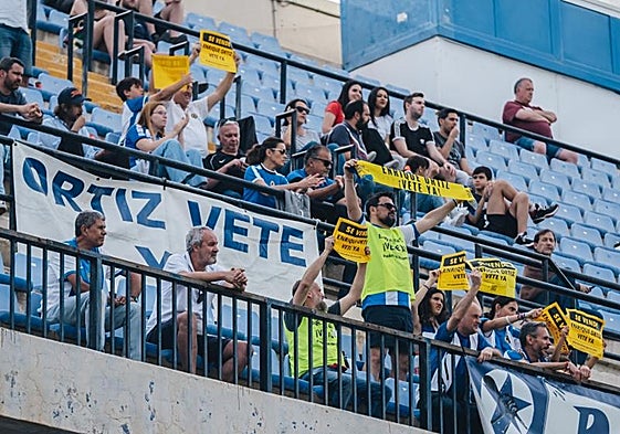 Protesta contra Enrique Ortiz en la grada del Rico Pérez.