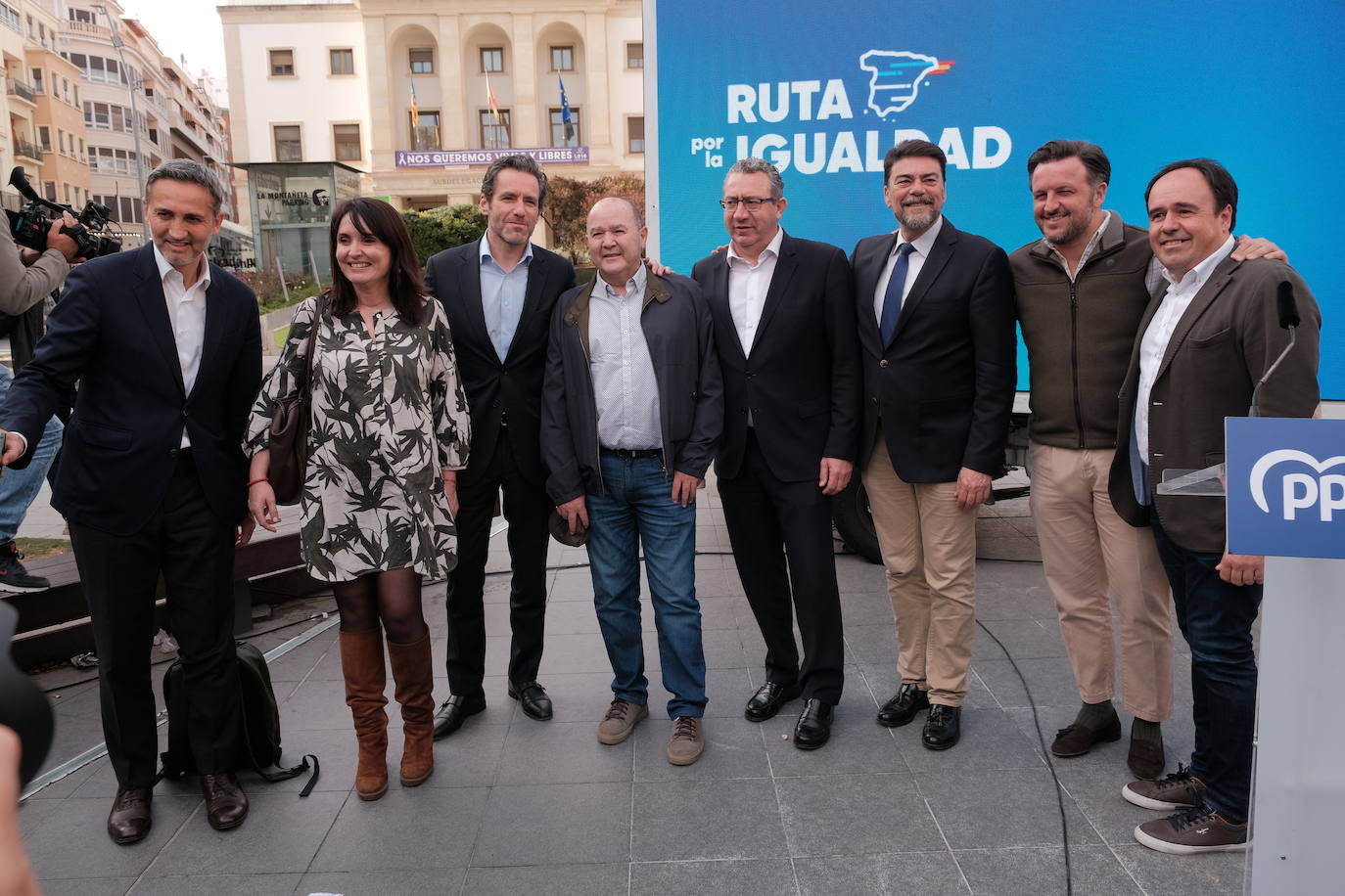 Imagen principal - Borja Semper apunta a la infrafinanciación de Alicante como ejemplo del sectarismo de Sánchez