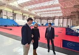 Los concejales de Deportes e Infraestructuras, Toni Gallego y Cristina García, con el alcalde, Luis Barcala, en la visita a las nuevas instalaciones.