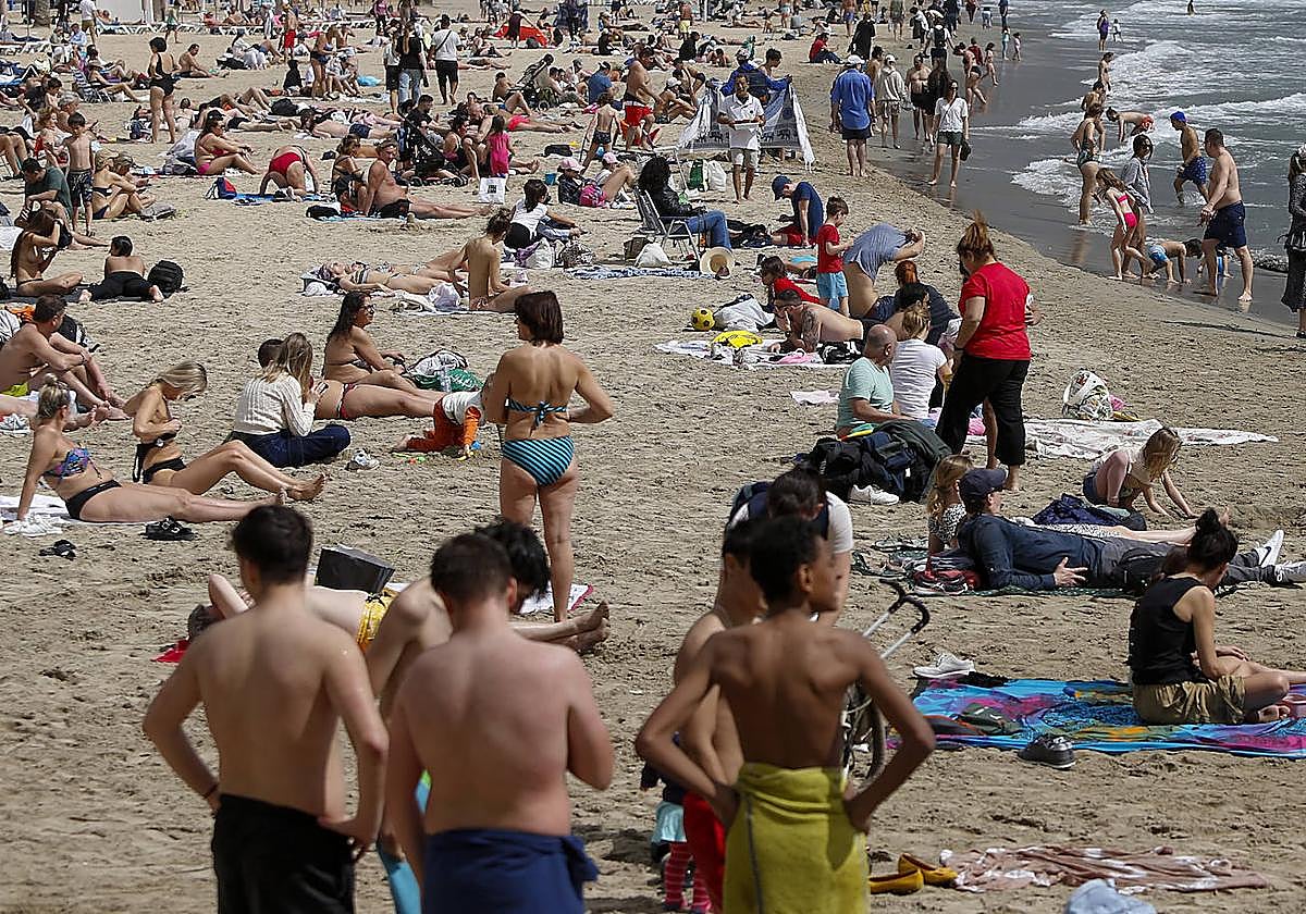 Personas disfrutan en la playa de El Posiguet.
