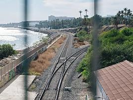 Imagen de las vías del tren junto a la costa de Alicante.