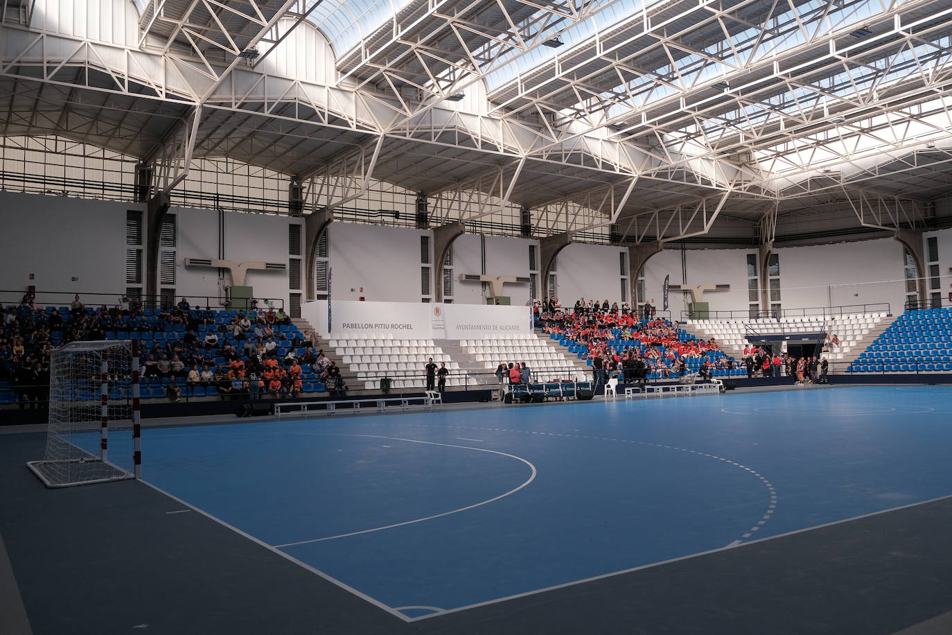 Una hoguera da la bienvenida a la nueva base de EasyJet en el aeropuerto de Alicante-Elche
