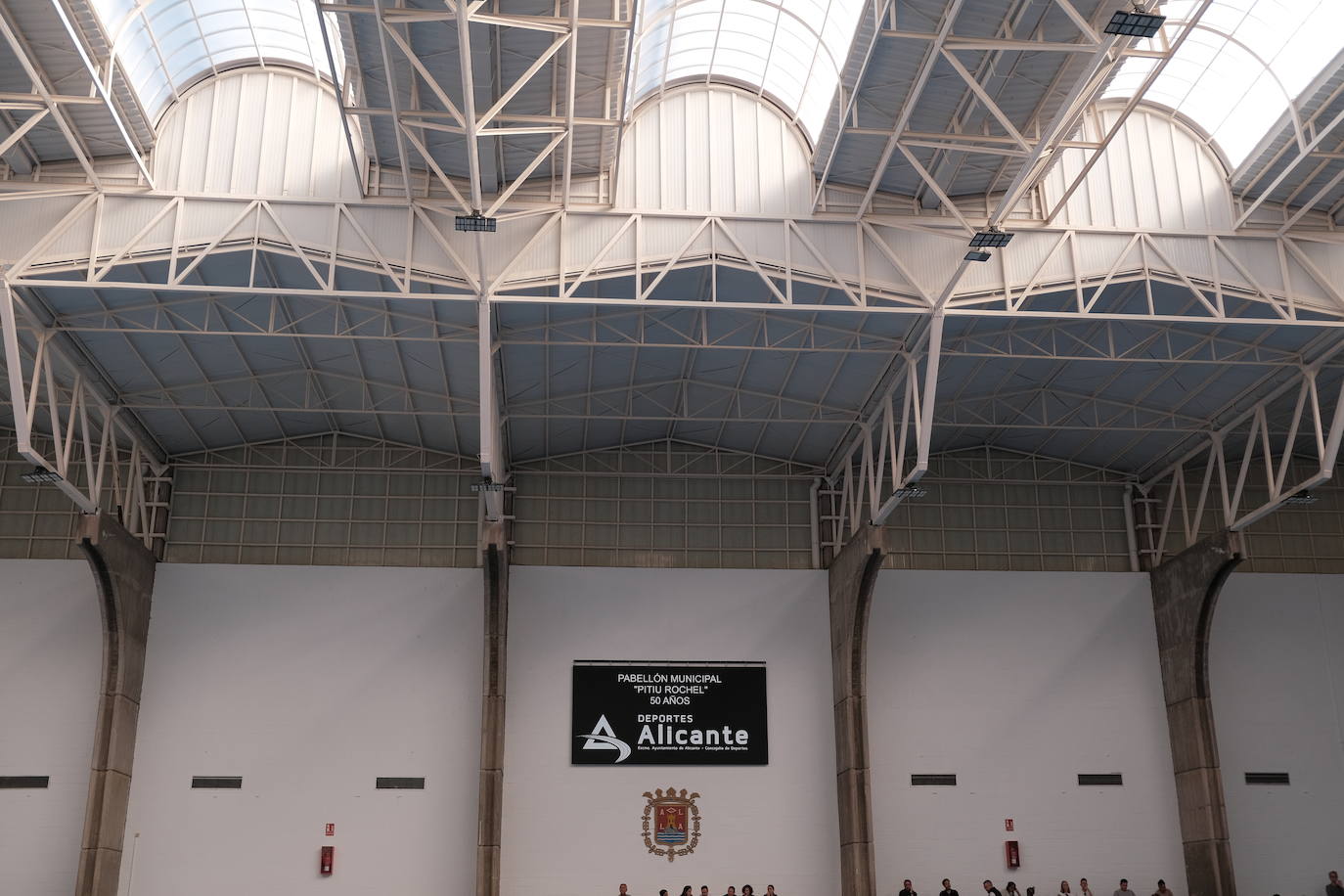 Una hoguera da la bienvenida a la nueva base de EasyJet en el aeropuerto de Alicante-Elche