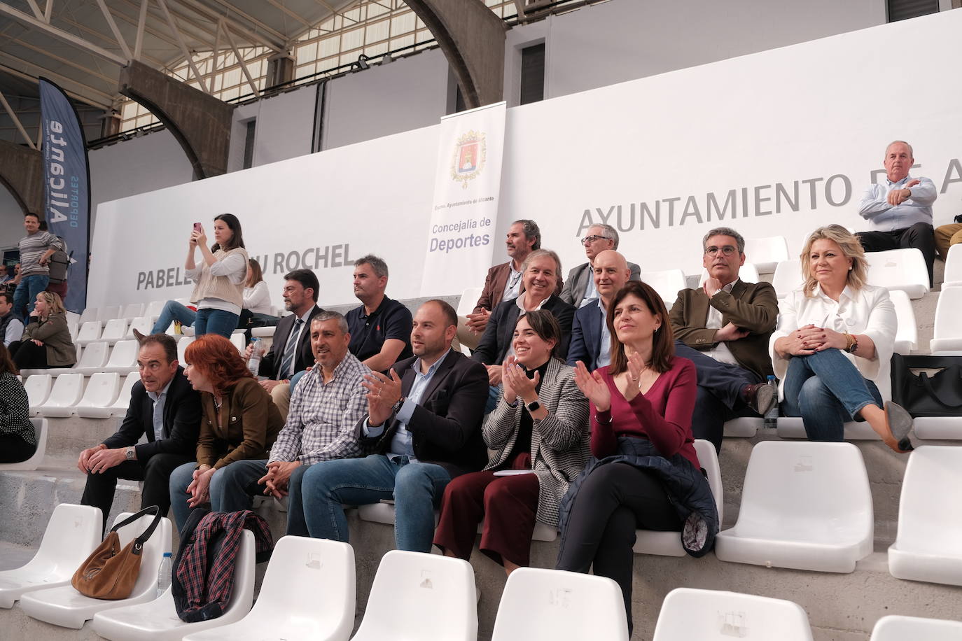 Una hoguera da la bienvenida a la nueva base de EasyJet en el aeropuerto de Alicante-Elche