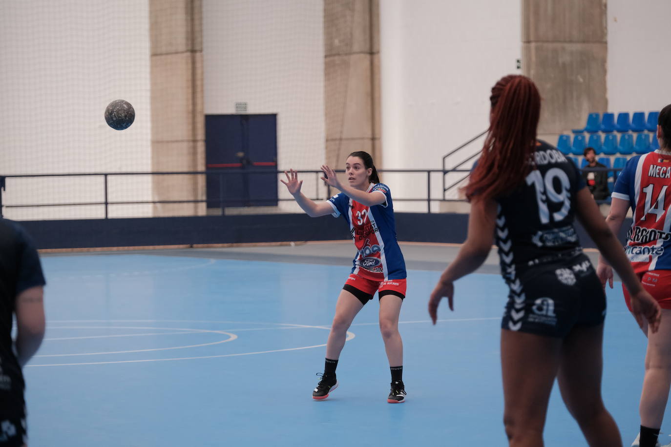 Una hoguera da la bienvenida a la nueva base de EasyJet en el aeropuerto de Alicante-Elche