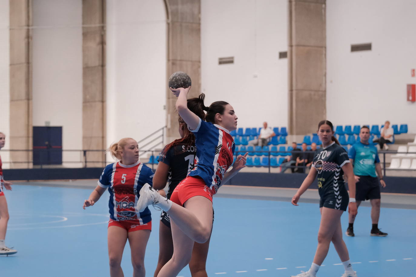 Una hoguera da la bienvenida a la nueva base de EasyJet en el aeropuerto de Alicante-Elche