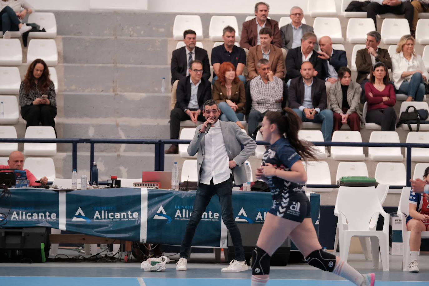 Una hoguera da la bienvenida a la nueva base de EasyJet en el aeropuerto de Alicante-Elche