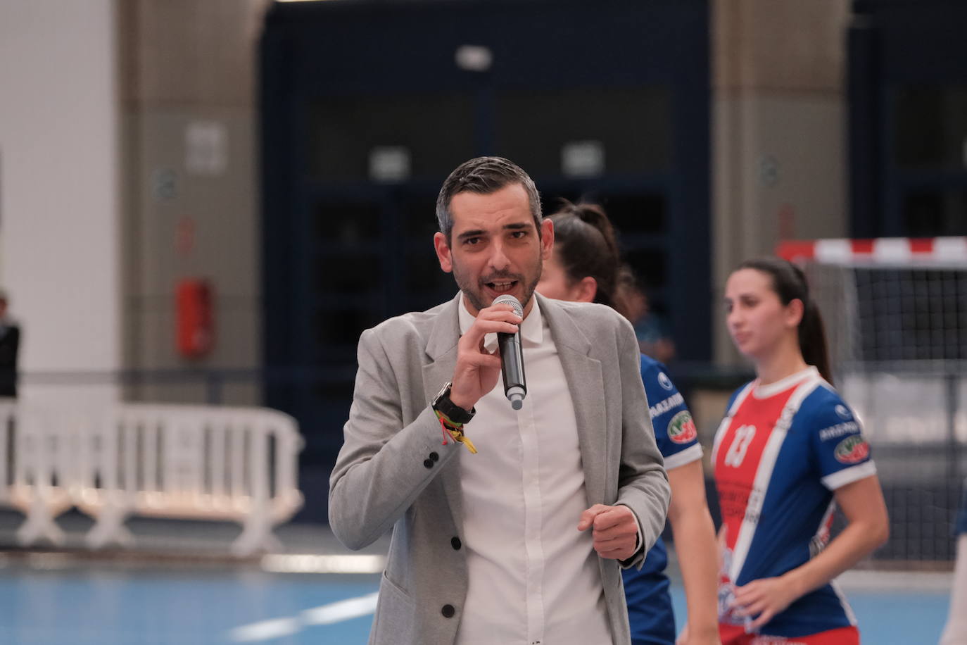 Una hoguera da la bienvenida a la nueva base de EasyJet en el aeropuerto de Alicante-Elche