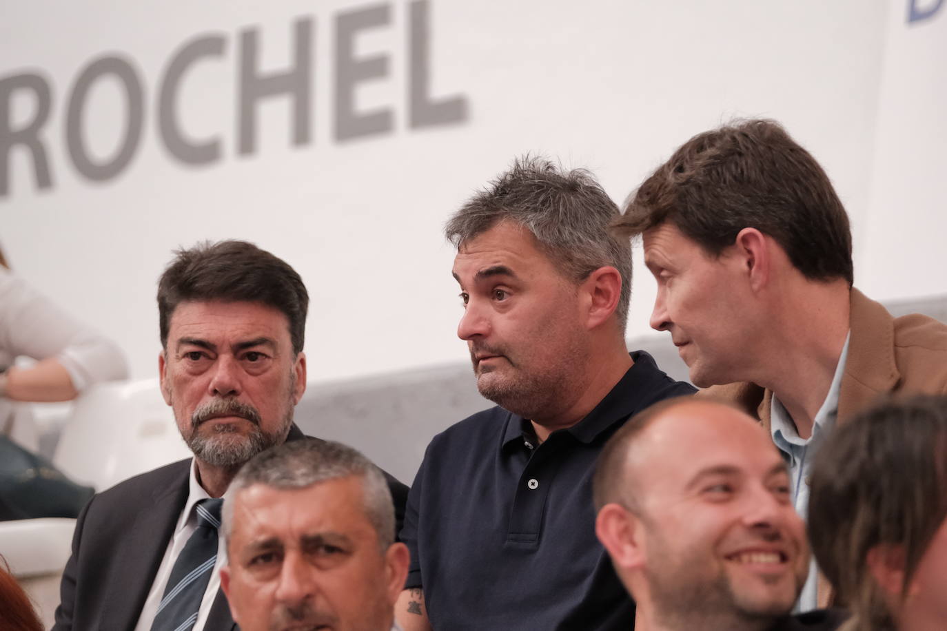 Una hoguera da la bienvenida a la nueva base de EasyJet en el aeropuerto de Alicante-Elche