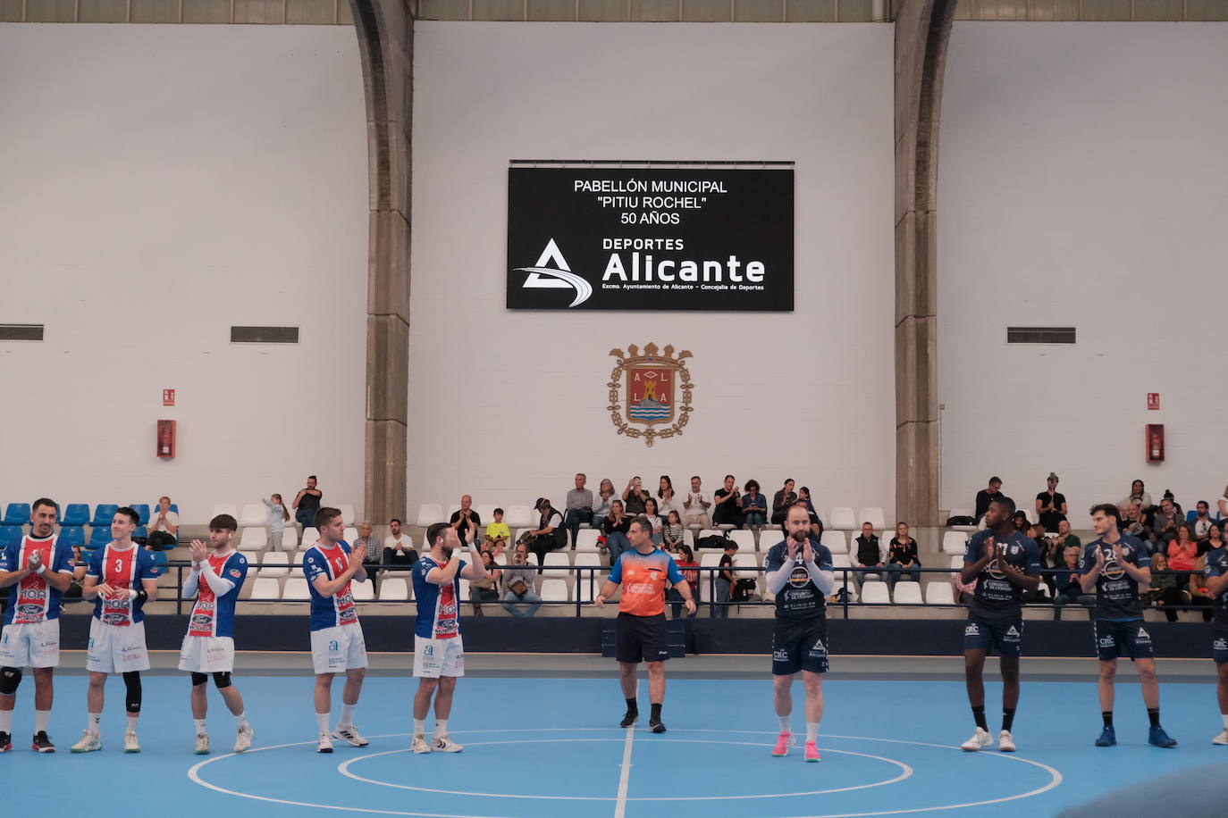 Una hoguera da la bienvenida a la nueva base de EasyJet en el aeropuerto de Alicante-Elche